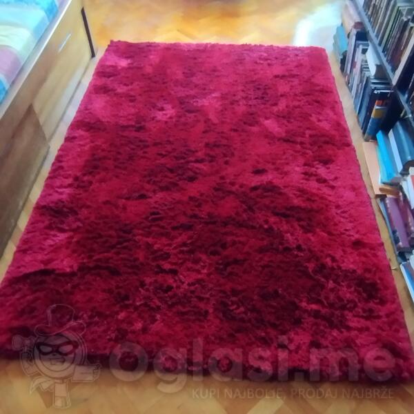 Prodajem tamno-crveni čupavi i dobro očuvan tepih 