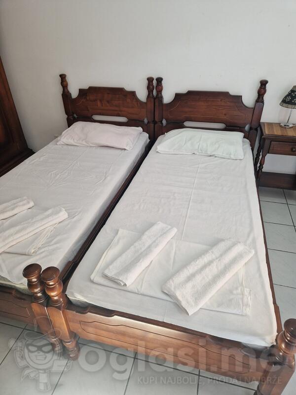 Prodajem 40 kreveta sa dušecima iz dvije stare kuće