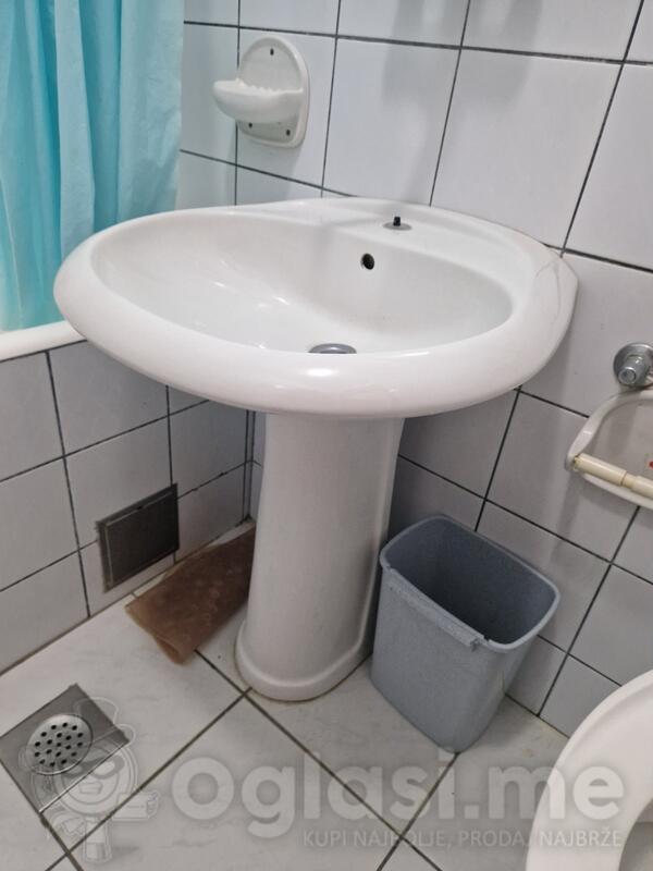 Prodajem 15 umivaonika sa stalkom