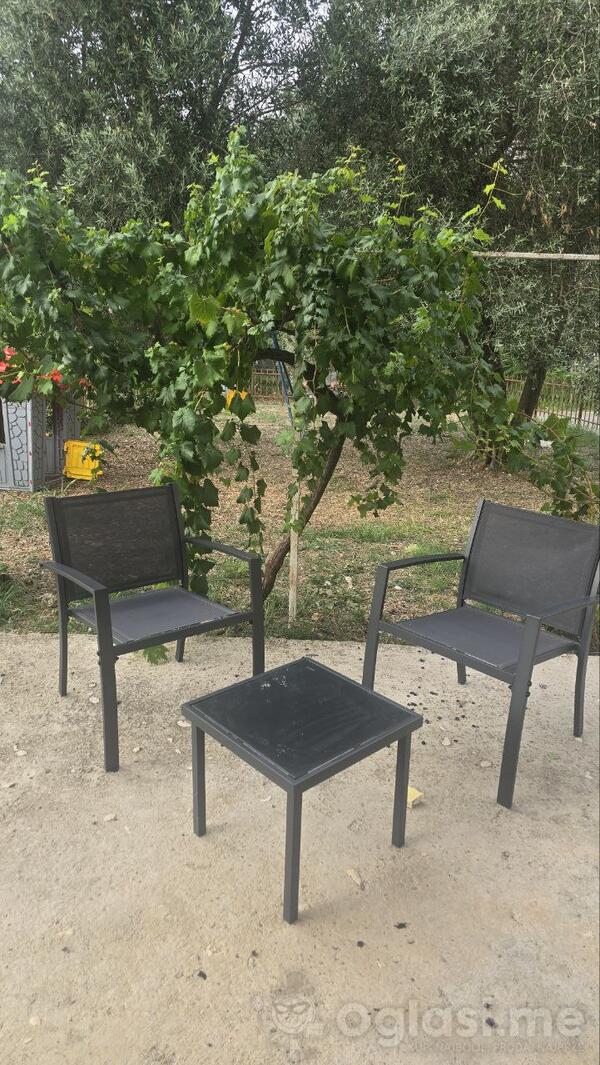 Prodajem bastenski set -2 stolice+sto