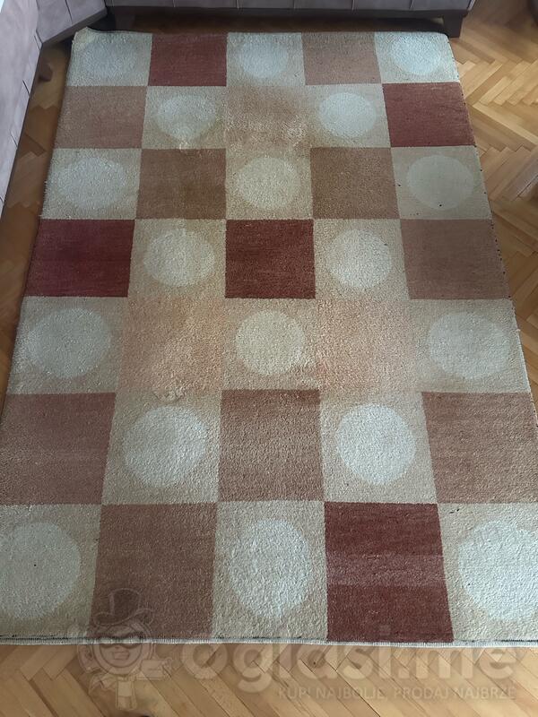 Prodajem 3 tepiha i 2 staze