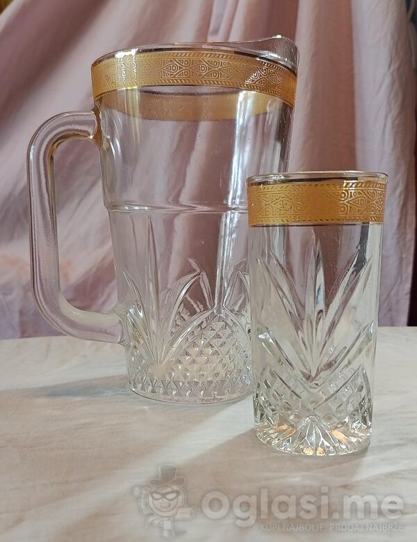 Staklene čaše i bokal za vodu