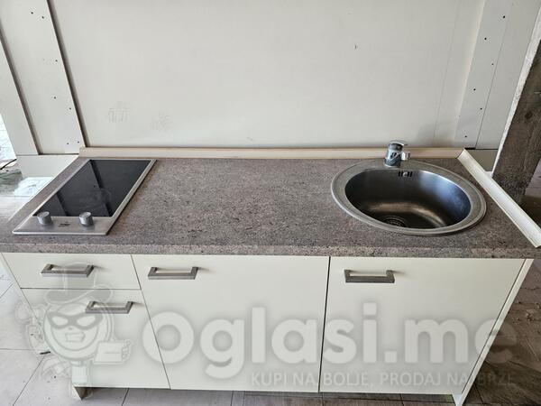 Prodajem Kuhinju sa elementima