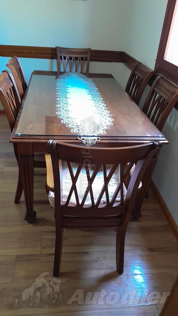 Prodajem sto,stolice i vitrinu u odlicnom stanju