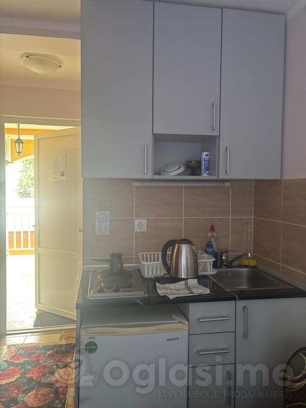 Kuhinja Za friziderom