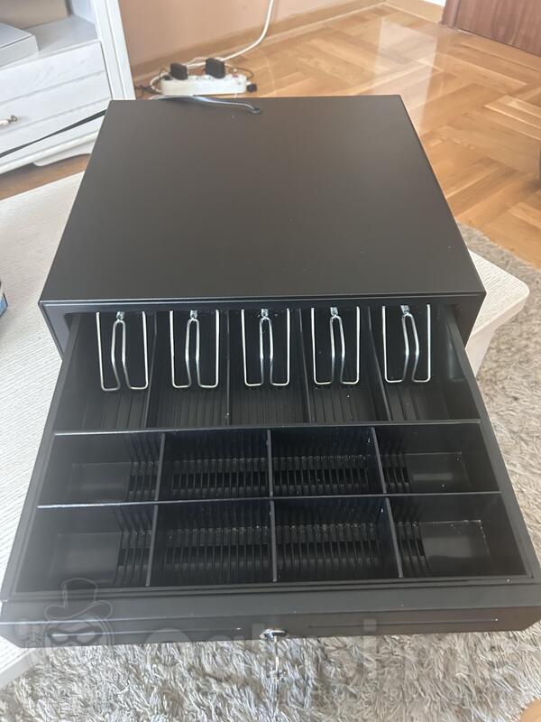 Metalna kasa-fioka sa ključem (sigurnosna brava).