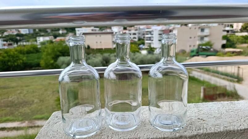 Nove boce 0.7l sa zatvaračima na zavrtanje