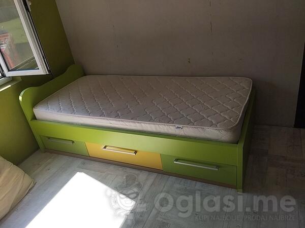Prodajem krevet sa jogijem , radni sto i police