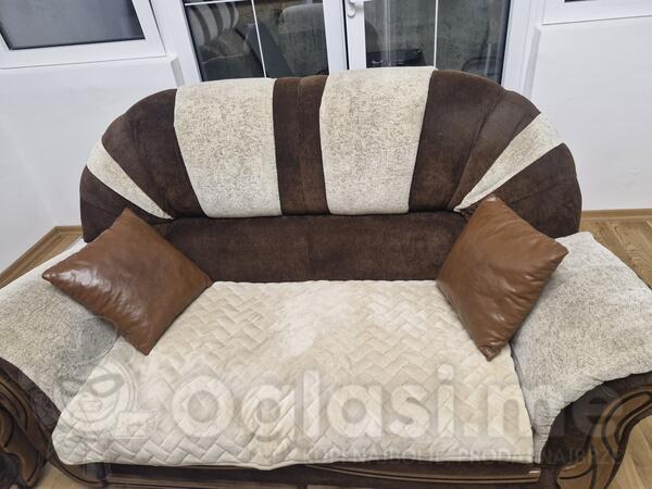 Prodajem trosjed dvosjed i fotelju sa prekrivacima