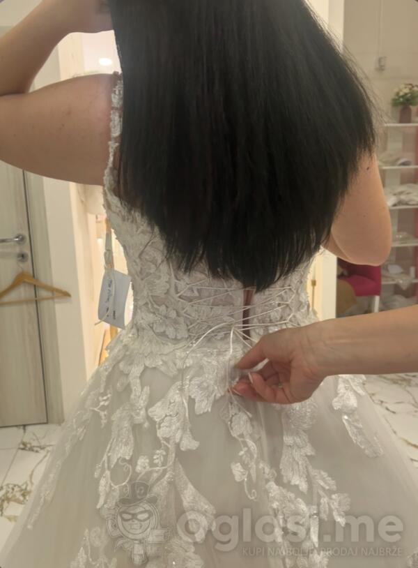 Na prodaju vjenčanica  Nošena, u dobrom stanju. 