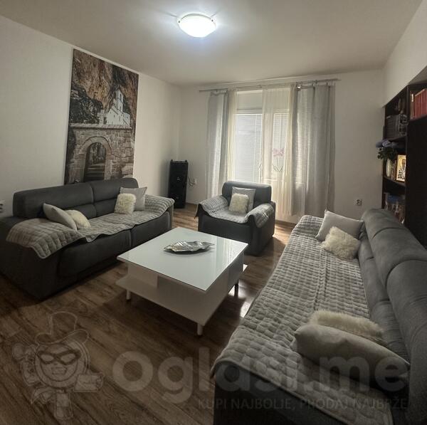 Trosjed dvosjed fotelja