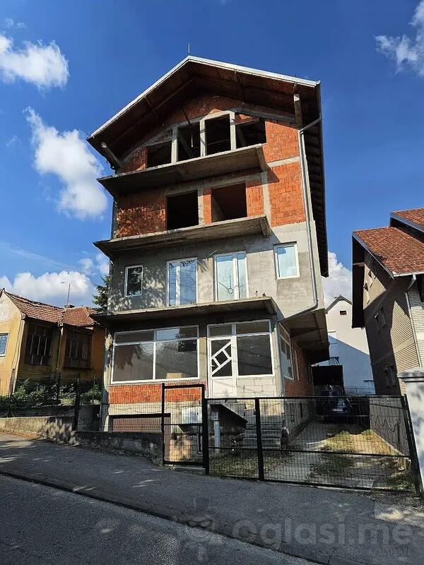 Kuća sa više stanova 700m2 - Kragujevac - Kragujevac (uži dio)