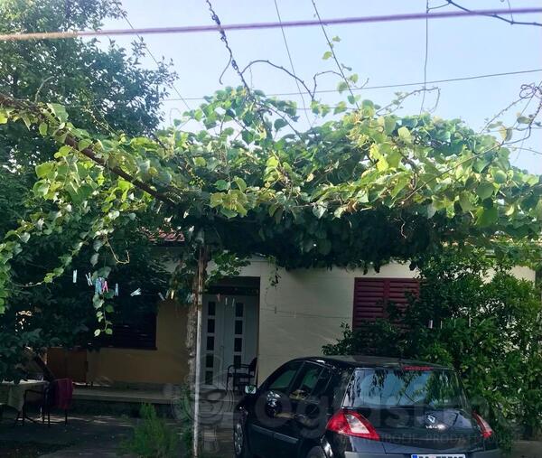 Porodična kuća 100m2 - Podgorica - Tološi