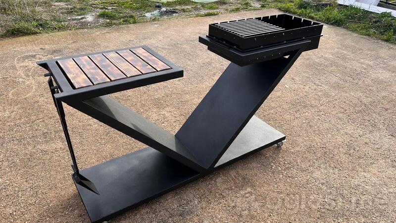 Stilski roštilj sa rešetkom za roštilj i setom ražnjića uključen. izrađeno po narudžbini od visokokvalitetnog materijala