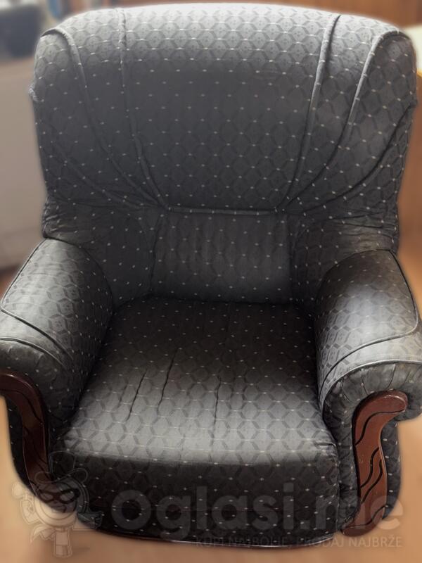 Na prodaju je garnitura koja se sastoji od trosjeda, dvosjeda i fotelje. Namještaj je očuvan