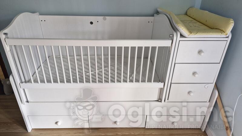 Krevetac sa fiokama, kolijevkom i podlogom za presvlačenje