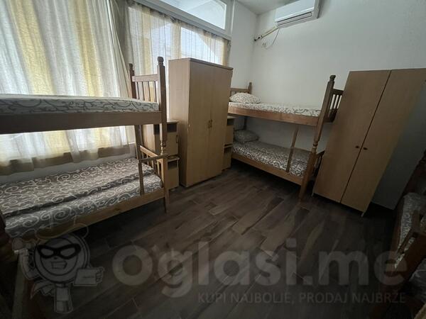 Prodajem 100 kreveta sa dusecima