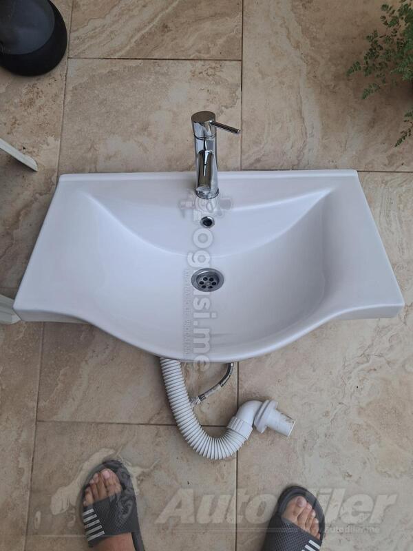 Umivaonik u kompletu sa baterijom i svim potrebnim crevima