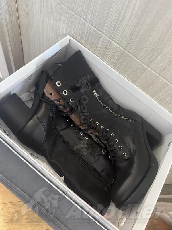 Crne kožne čizme ispod koljena