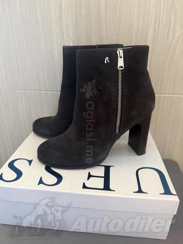 Kratke sive čizme prevrnuta koža