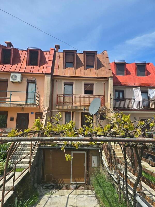 Porodična kuća 180m2 - Cetinje - > Okolina grada