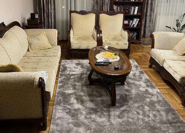 Prodajem garnituru, klub sto i trpezarijski sto sa stolicama