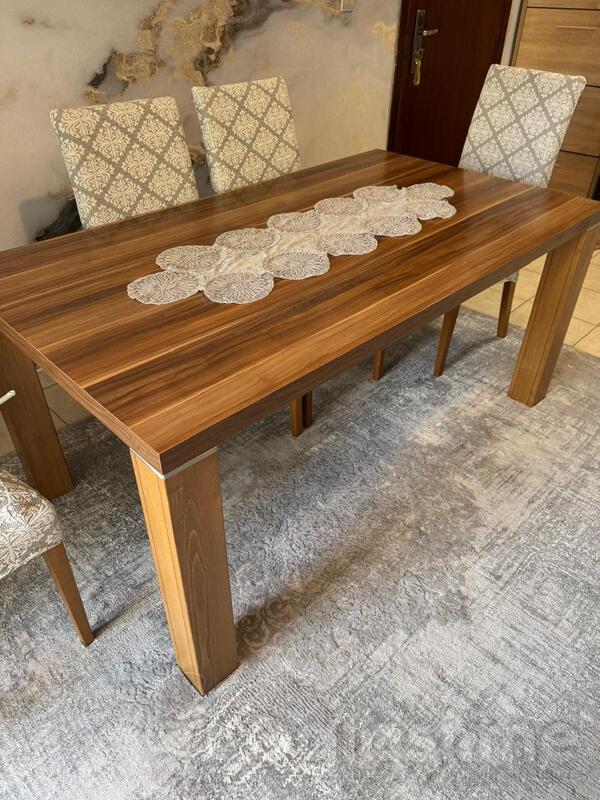 Prodajem Trpezariski stol par dana koristen