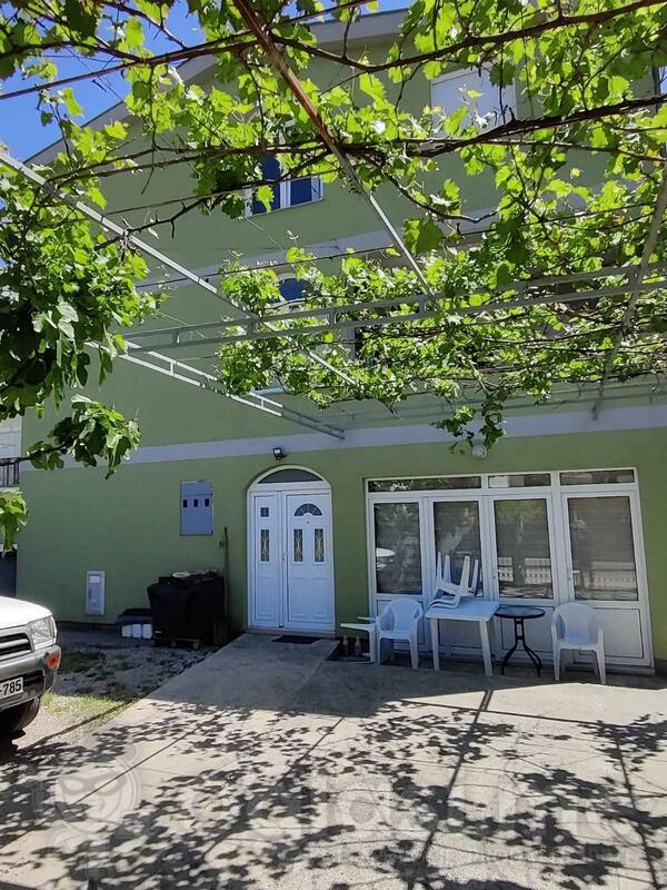 Kuća sa više stanova 370m2 - Bar - Šušanj