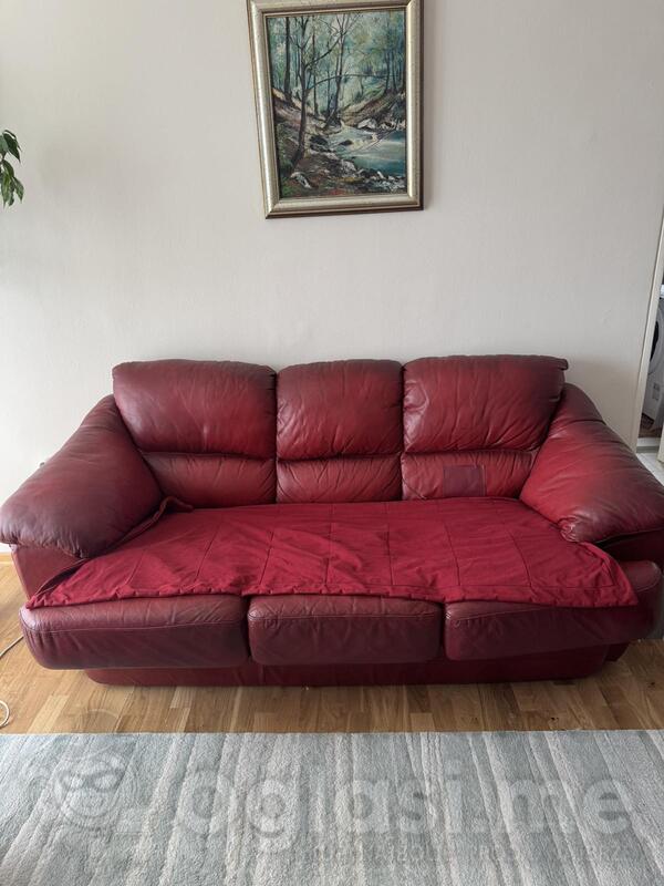 Prodajem kožnu garnituru,trosjed ima mehanizam za spavanje.