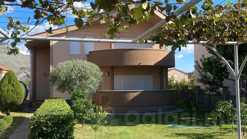 Porodična kuća 250m2 - Podgorica - > Okolina grada