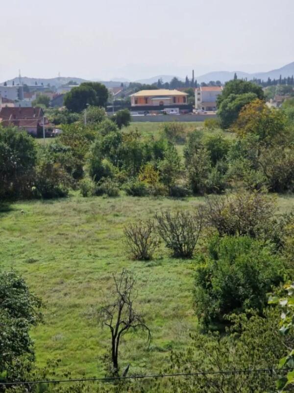 Građevinsko zemljište 1800m2 - Podgorica - Tološi