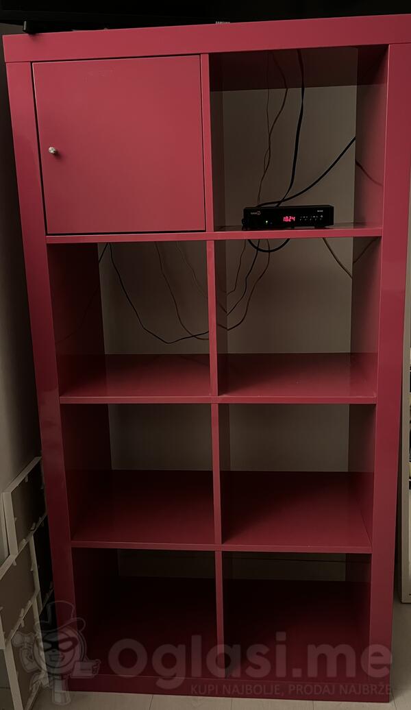 Prodajem IKEA KALLAX policu (3×4), s jednim vratima. Odlično stanje, stabilna, može se koristiti za knjige, dekoracije, organizaciju prostora. Dimenzije police: 150x80x40