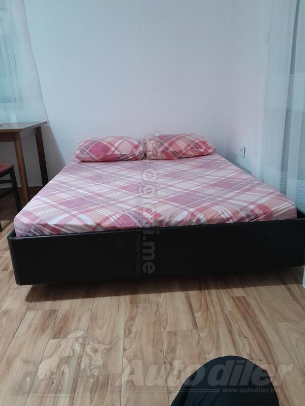 Prodajem 3 ista francuska kreveta sa dusecima