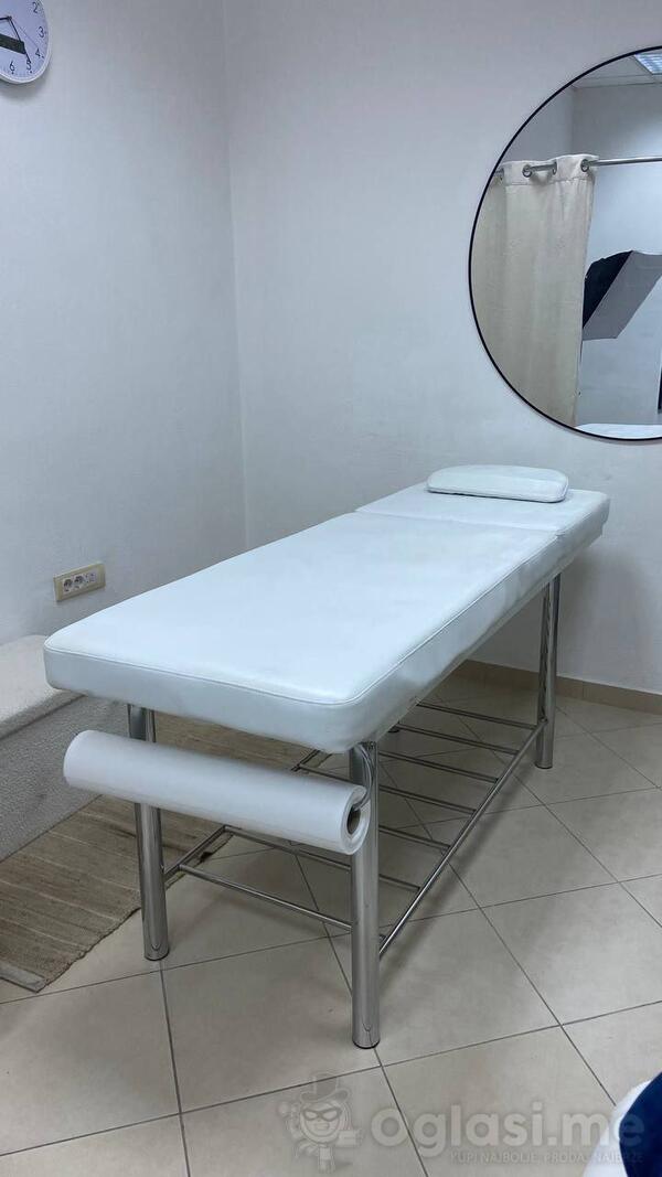 Мasažni krevet je u dobrom stanju. U kompletu su jastuk (zatvara otvor za lice), držač za jednokratne čaršafe, kao i višekratna navlaka za sto.
