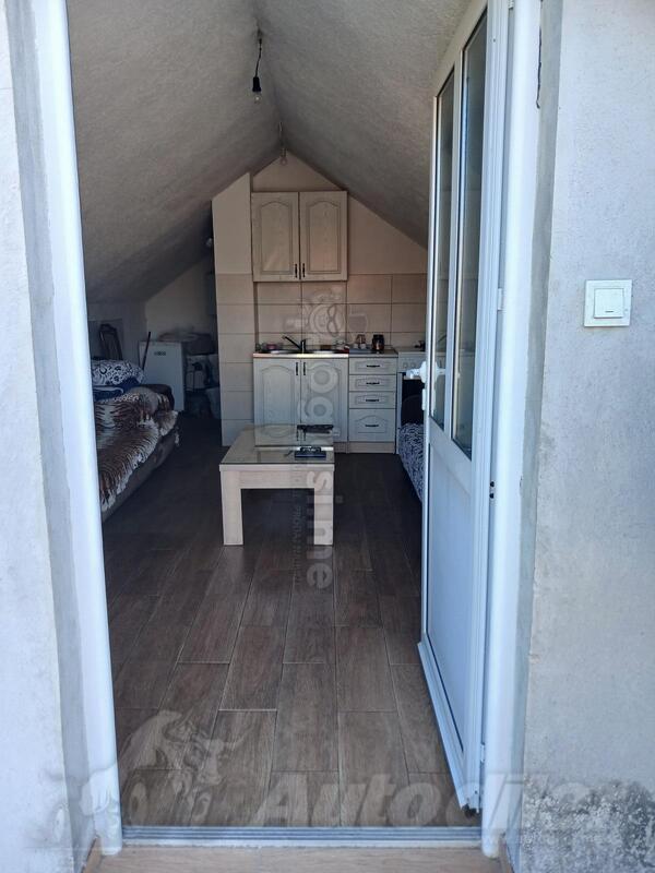 Porodična kuća 30m2 - Podgorica - Tološi