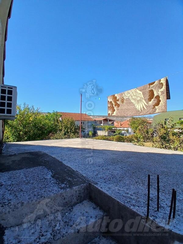 Porodična kuća 30m2 - Podgorica - Tološi