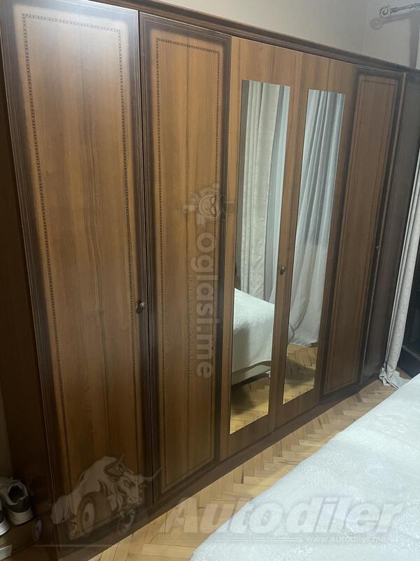 Dobro očuvan Ormar 067 590 948