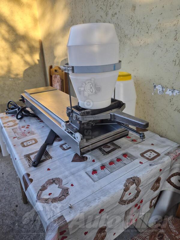 Poluautomatski aparat za palačinke