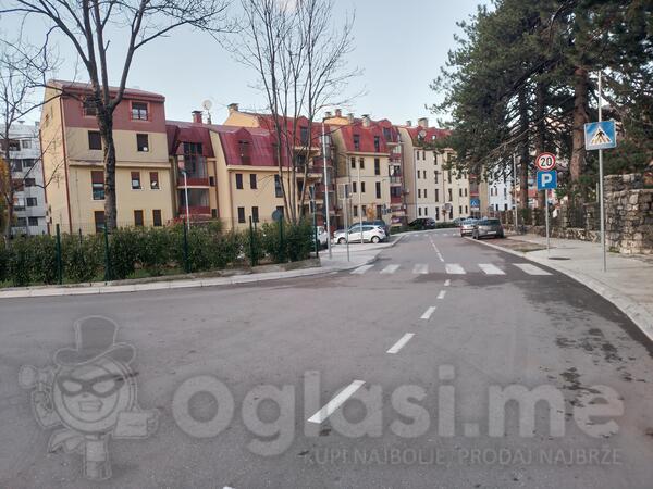 Jednosoban stan 57m2 - Cetinje - Centar grada Obilica bb kod stadiona blizu velike ideje