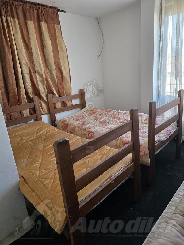Prodajem 10 kreveta sa dušecima, za jednu osobu (samci)