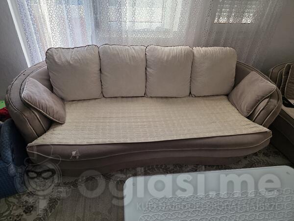 Prodajem četvorosjed i trosjed u solidnom stanju, ima i fotelja nju dajem gratis jer su je djeca obojala sa strane. Plaćeno u Namos 1000e prodajem za 300e PG.