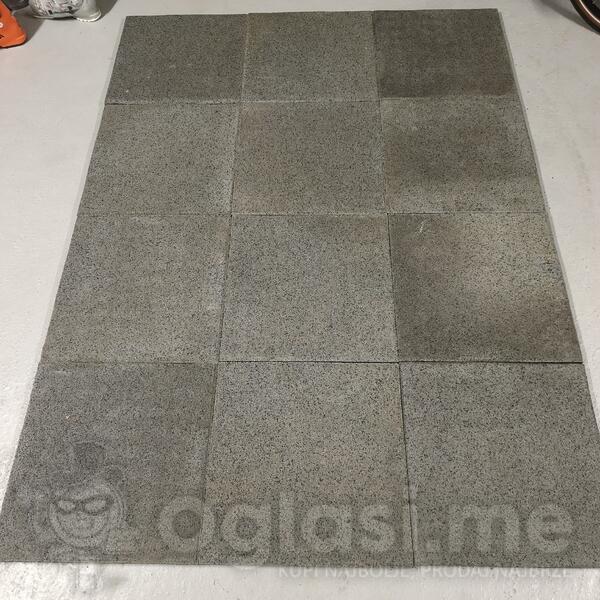 Polovna Gumena tartan podloga 0.5mx0.5m 3.5cm debljine 5kg tez 80 komada 20m2 za teretane radionice