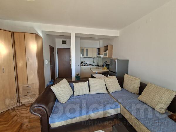 Prodajem lijelu ugaonu garnituru 