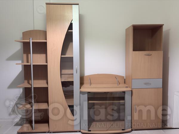 Na prodaju komplet set vitrina i polica