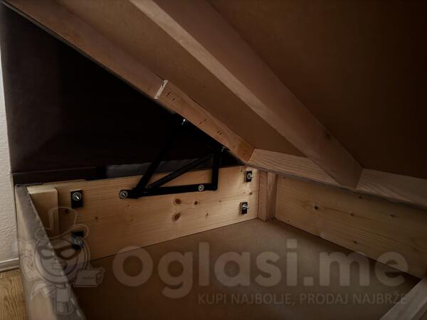 Prodajem Krevet za jednu osobu. Rucni rad.