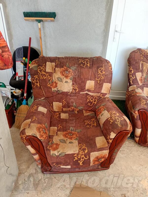 PRODAJEM TROSJED DVOSJED I FOTELJU. 