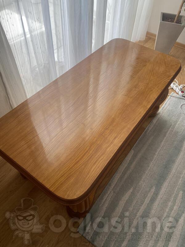 Prodajem extra očuvan hrastov sto.