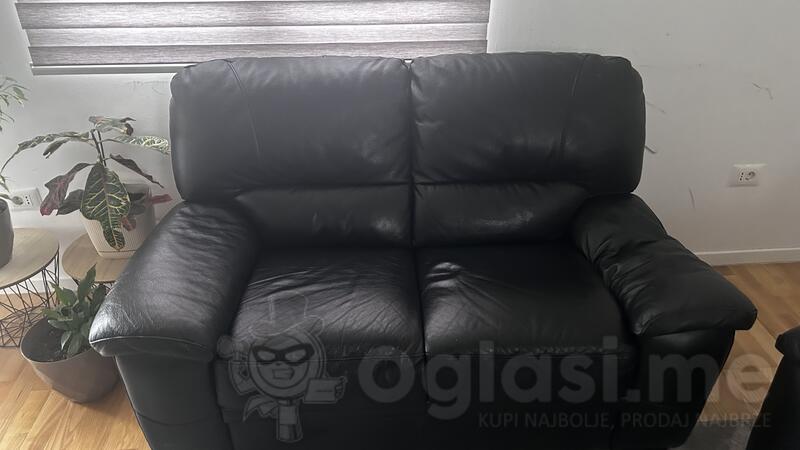 Prodajem dvosed i trosed crna koza