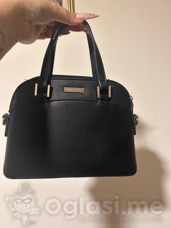 Crna torbica, zenska