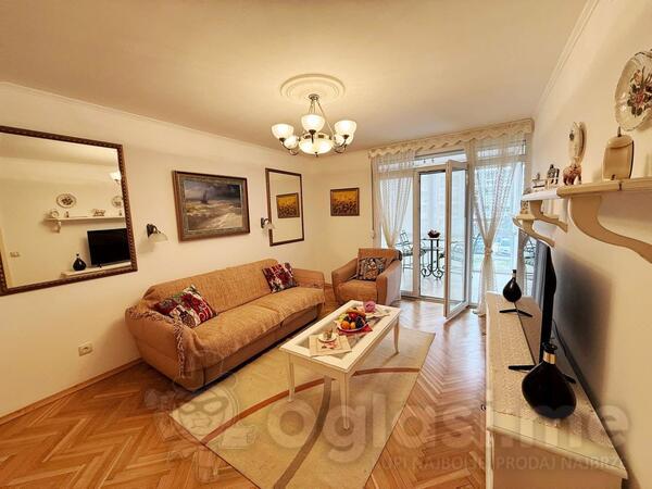 Dvosoban stan 80m2 - Bar - Centar grada